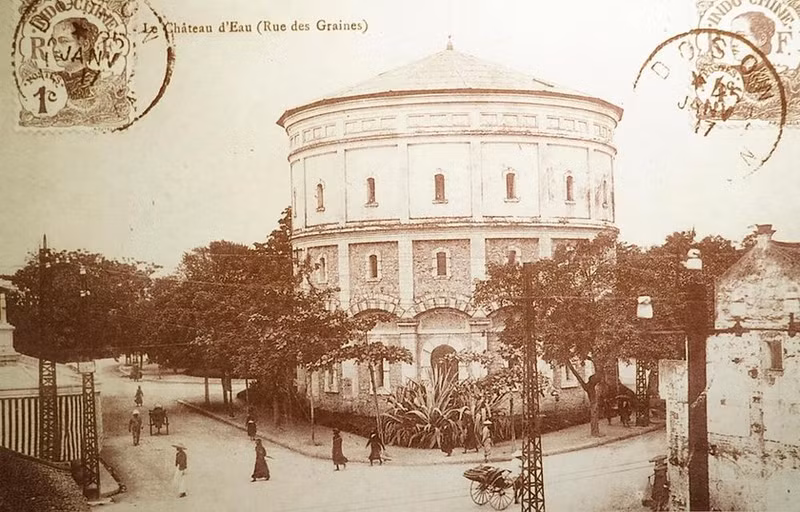 Водонапорная башня Хангдау на открытке в начале ХХ века. Фото: baophapluat.vn