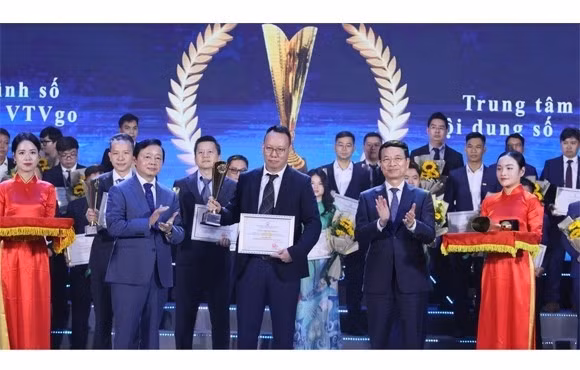 Вице-премьер Чан Хонг Ха и Министр информации и коммуникаций Нгуен Мань Хунг вручают золотой приз. Фото: dangcongsan.vn 