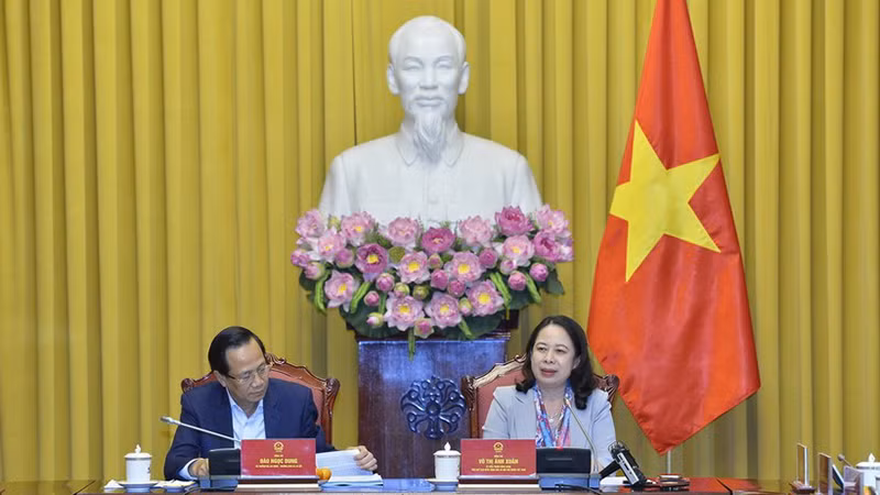 Вице-президент Во Тхи Ань Суан председательствует на заседании. Фото: ВИА