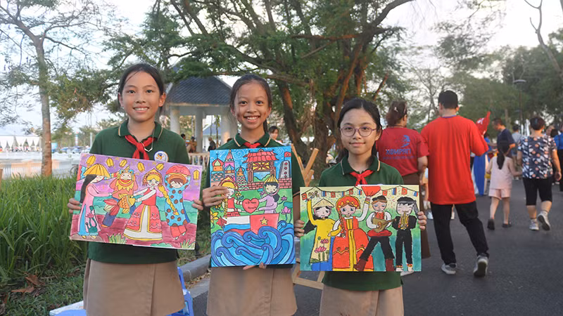 Участники со своими работами, посвященными теме культурного обмена.