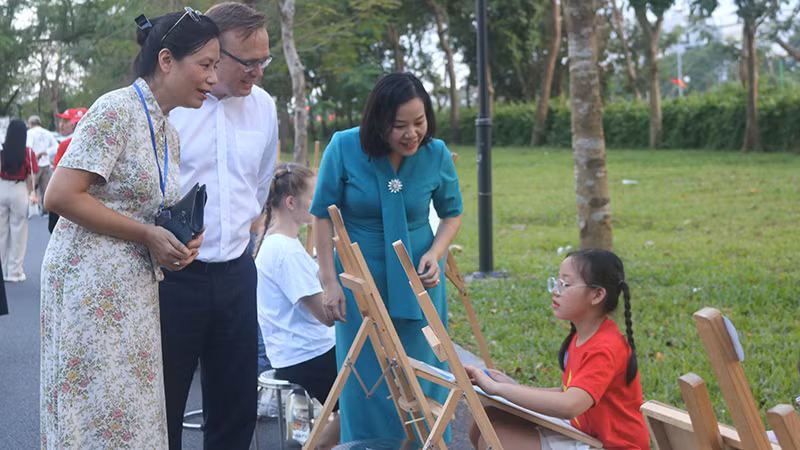 Делегаты разговаривают с участницей про выбранную ей тему. Фото: Т. Лам Делегаты разговаривают с участницей про выбранную ей тему. Фото: Т. Лам