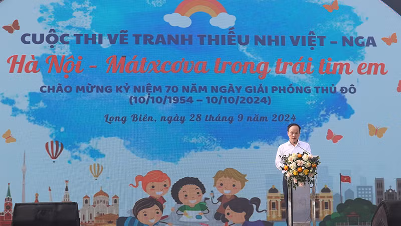 Секретарь Парткома района Лонгбиен, председатель Общества вьетнамско-российской дружбы города Ханой Дыонг Хоай Нам выступает с речью. Фото: Т. Лам Секретарь Парткома района Лонгбиен, председатель Общества вьетнамско-российской дружбы города Ханой Дыонг Хоай Нам выступает с речью. Фото: Т. Лам