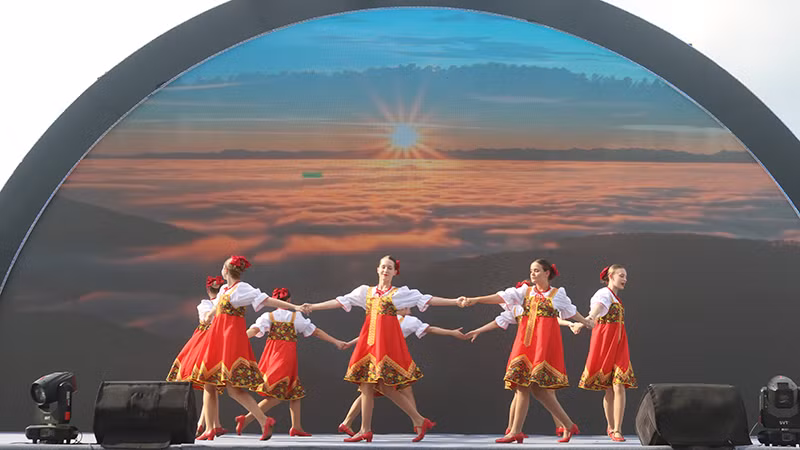 Художественный номер на открытии конкурса. Фото: Т. Лам Художественный номер на открытии конкурса. Фото: Т. Лам