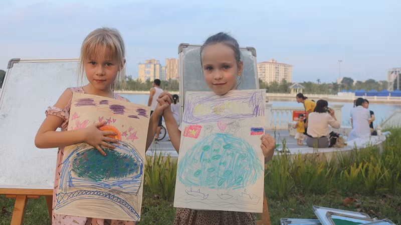 Двое российских детей первыми выполнили работу и представили свои работы.