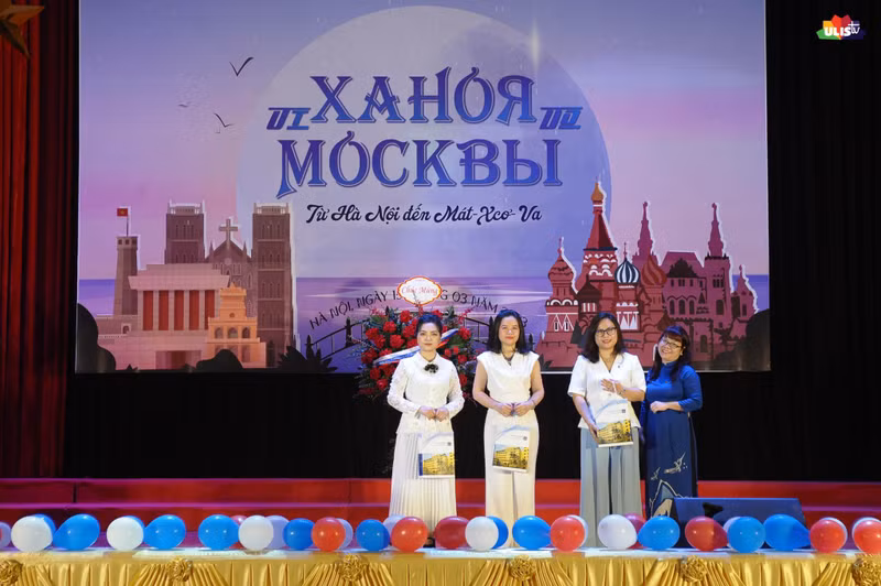 Декан Факультета русского языка и русской культуры ИИЯ при ХГУ Нго Тхи Минь Тху вручает подарки спонсорам программы.