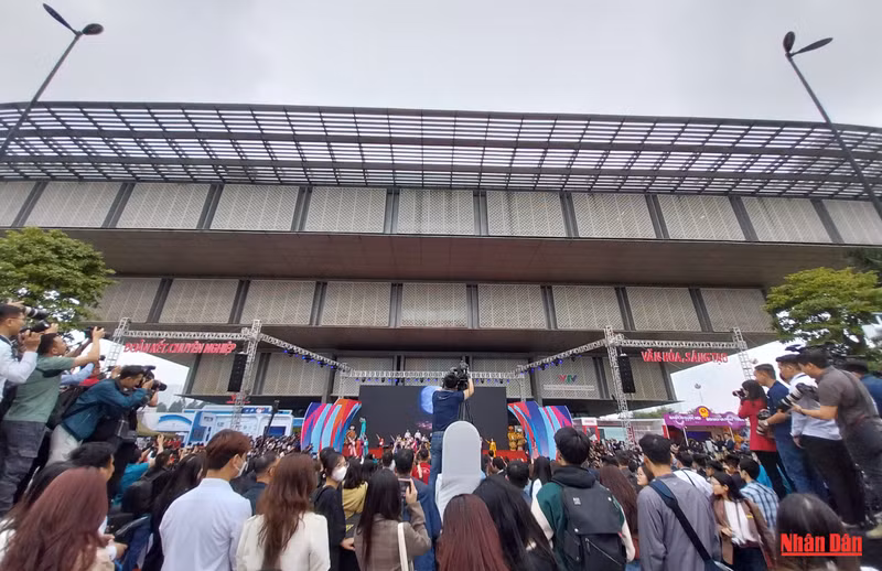 Корреспонденты работают на мероприятии.