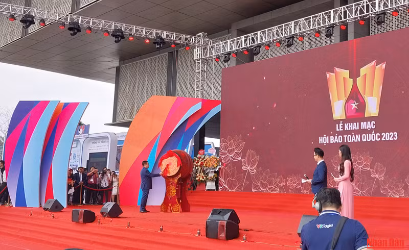 Товарищ Нгуен Чонг Нгиа ударяет в барабан в знак открытия фестиваля.