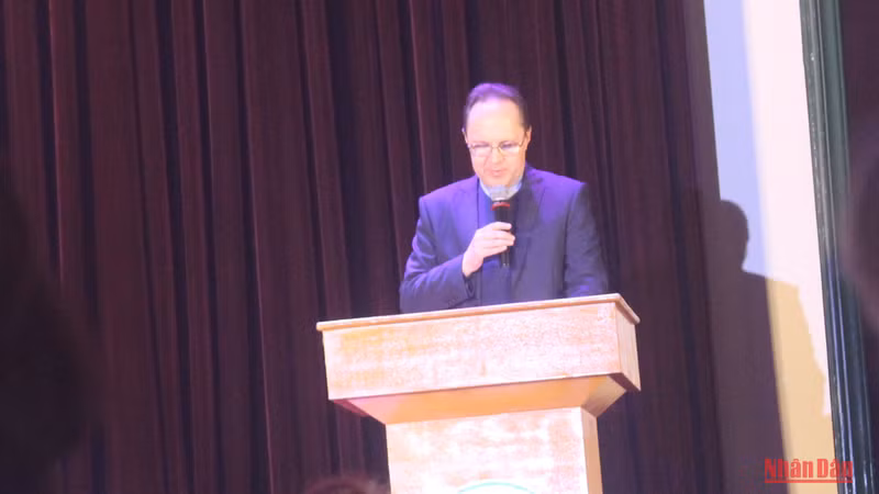 Посол России во Вьетнаме Геннадий Бездетко выступает с речью.