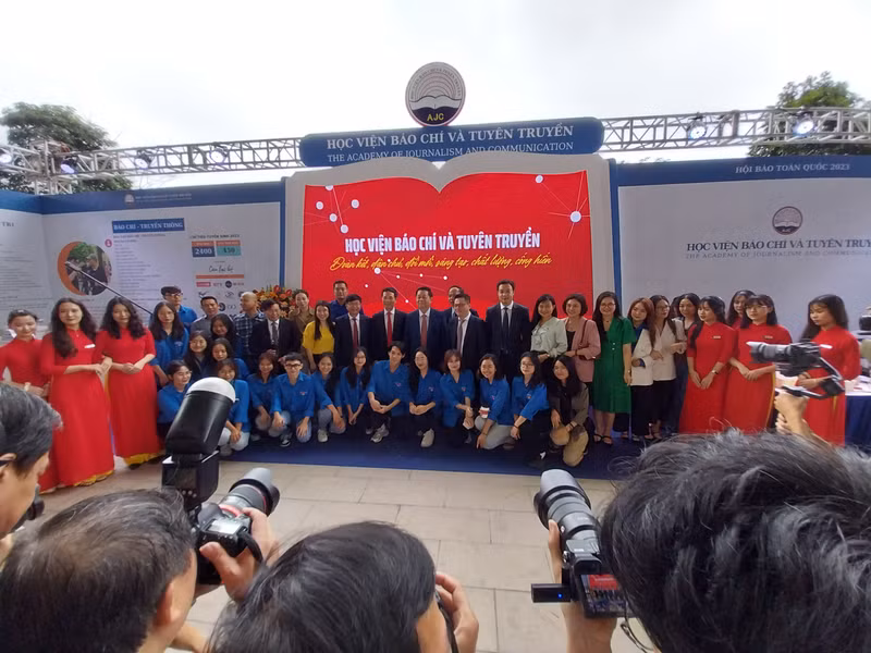 Делегаты и преподаватели, студенты Академии журналистики и пропаганды фотографируются на память. Делегаты и преподаватели, студенты Академии журналистики и пропаганды фотографируются на память.