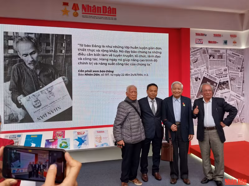 Действующие и бывшие руководители газеты «Нянзан» у стенда газеты «Нянзан».