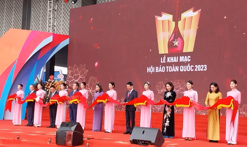 Делегаты разрезают ленту в знак открытия Национального фестиваля прессы 2023 года.