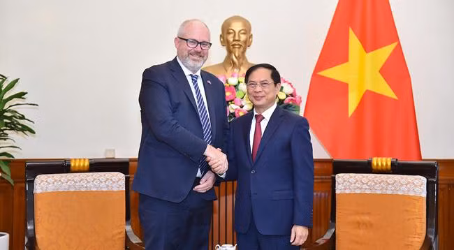 Министр Буй Тхань Шон и Министр Тим Эйрес. Фото: baoquocte.vn