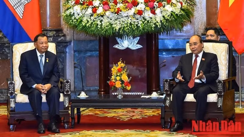 Президент Нгуен Суан Фук и Председатель Сената Камбоджи Самдек Сай Чхум.