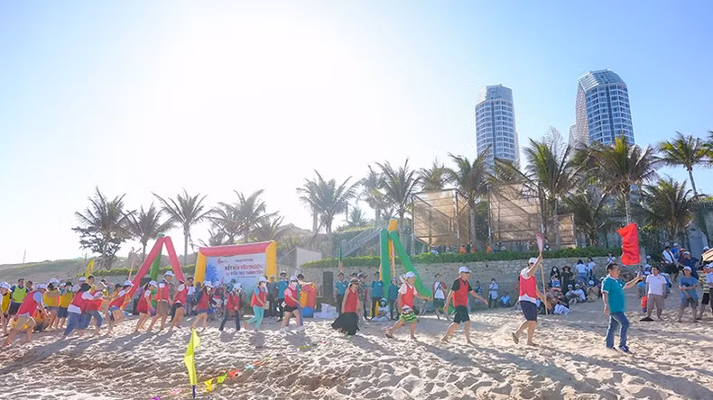 Туристы MICE от компании Vietluxtour участвуют в мероприятии на свежем воздухе.