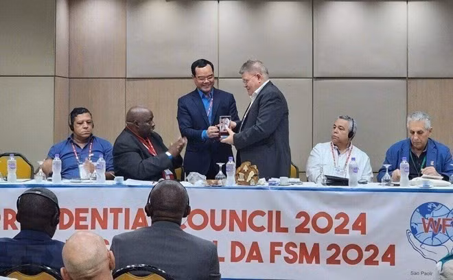 Председатель Всеобщей конфедерации труда Вьетнама Нгуен Динь Кханг вручает подарки руководству ВФП. Фото: ВИА