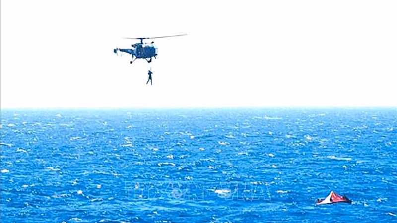 Спасательный вертолет спасает членов экипажа после нападения на грузовое судно в Аденском заливе (Йемен), 6 марта 2024 года. Фото: AFP/ВИА