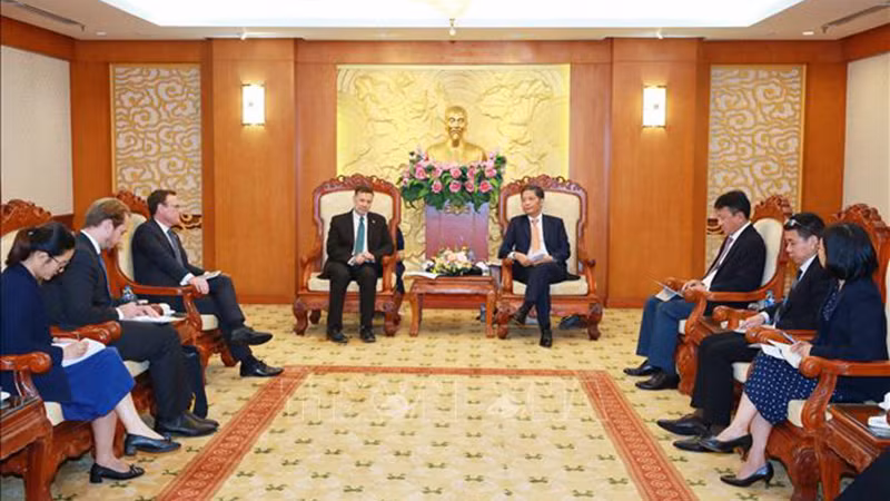 Глава Отдела ЦК КПВ по экономическим вопросам Чан Туан Ань и Посол Австралии во Вьетнаме Эндрю Голедзиновски. Фото: ВИА