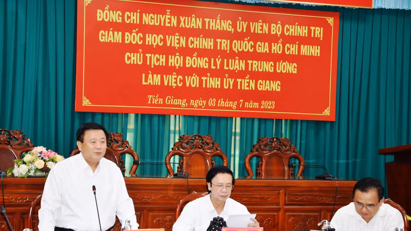 Товарищ Нгуен Суан Тханг выступает с речью.