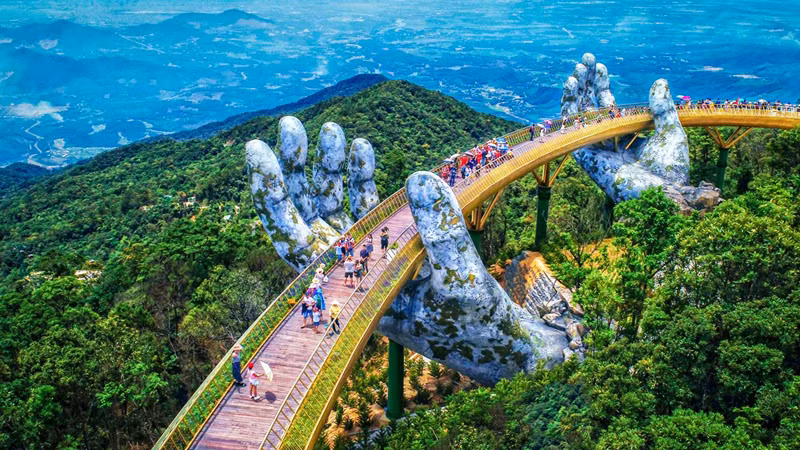 Бана Хиллс известен своим Золотым мостом, символом города. Фото: SunGroup