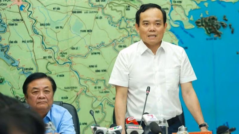 Вице-премьер Чан Лыу Куанг выступает с речью.