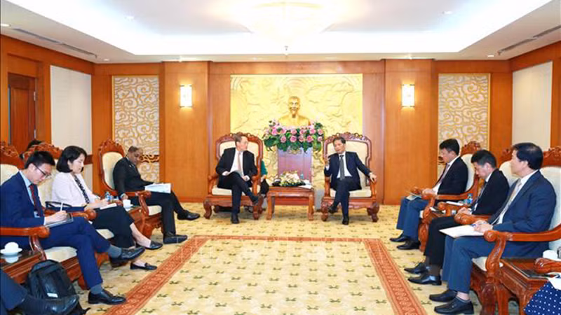 Глава Отдела ЦК КПВ по экономическим вопросам Чан Туан Ань и Министр трудовых ресурсов, второй Министр промышленности и торговли Сингапура Тан Си Ленг. Фото: ВИА