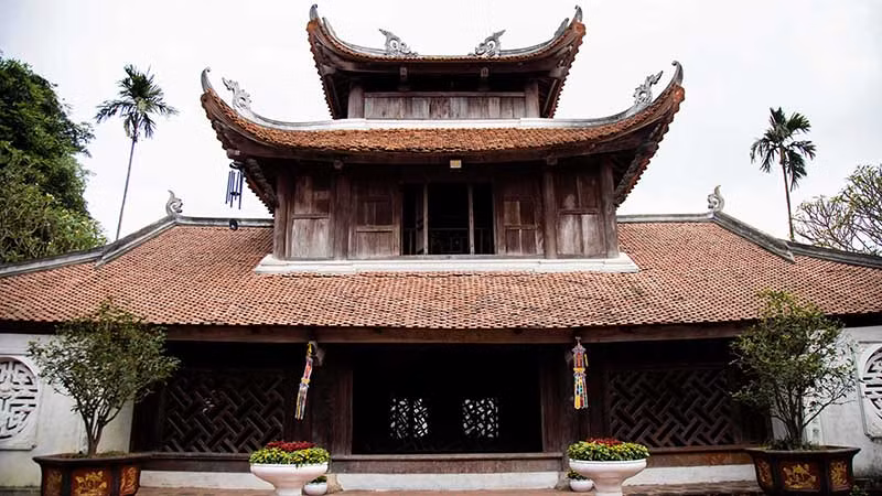 Посередине здания Титьтхиенам – два возвышающегося чердака с изогнутыми лопастями. Фото: bacninhtv.vn Посередине здания Титьтхиенам – два возвышающегося чердака с изогнутыми лопастями. Фото: bacninhtv.vn