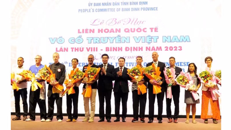 Вручение памятных медалей выдающимся делегациям на фестивале. Фото: vtv.vn 