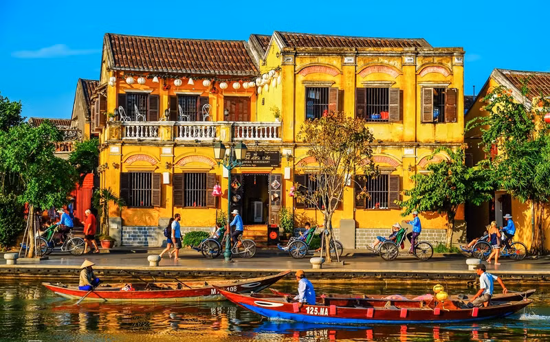 Туристы посещают Хойан. Фото: vnexpress.net