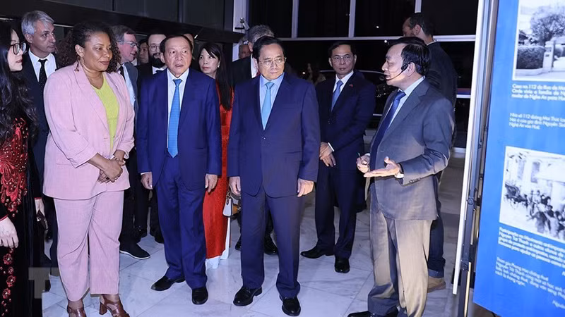 Делегаты посещают выставку. Фото: ВИА