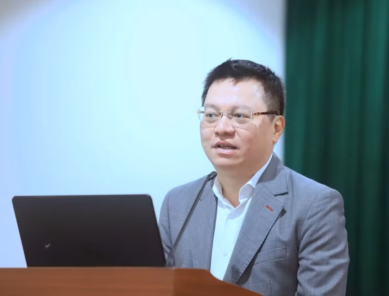 Главный редактор газеты «Нянзан» Ле Куок Минь выступает на встрече с сотрудниками газеты «Дананг». Фото: Тхань Тунг