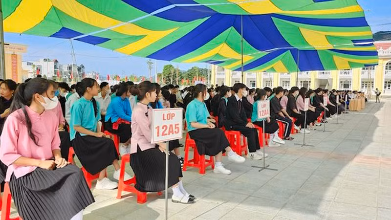 Ученики средней школы Биньлиеу в день открытия нового учебного года 2023-2024.