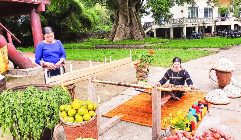Ремесленники занимаются парчовым ткачеством в туристическом селении Конкту в городе Контум. Ремесленники занимаются парчовым ткачеством в туристическом селении Конкту в городе Контум.