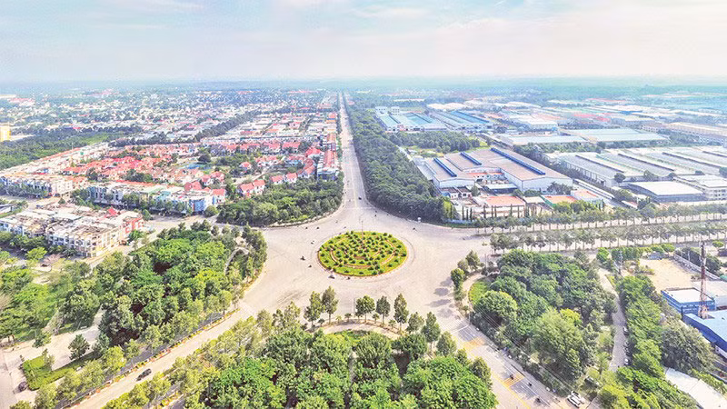 Инвесторы сажают деревья в индустриально-городском парке Мифыок городского уезда Бенкат провинции Биньзыонг. Фото: Куок Тьиен