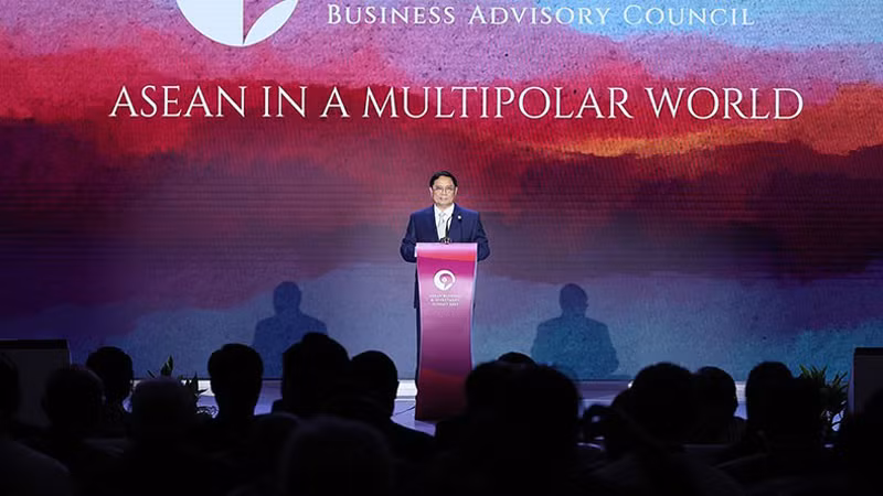 Премьер-министр Фам Минь Тьинь выступает на саммите АСЕАН по вопросам бизнеса и инвестиций-2023. 