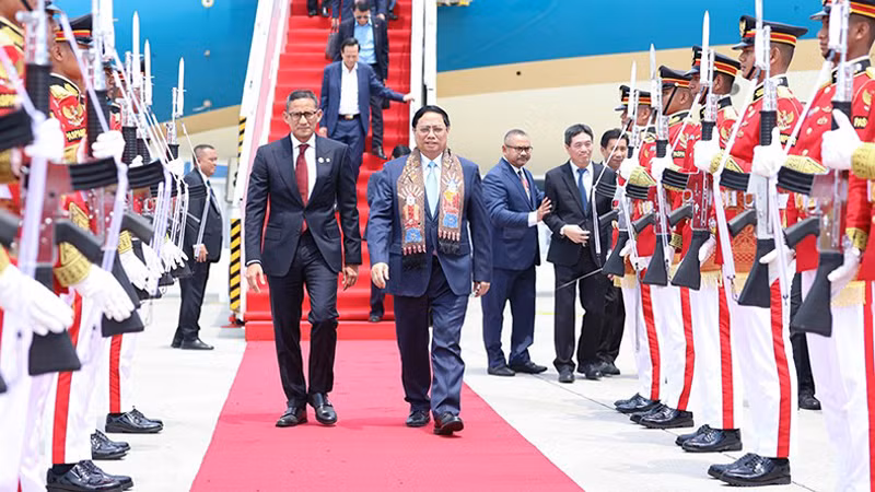 Церемония встречи Премьер-министра Фам Минь Тьиня в аэропорту. Фото: Нят Бак