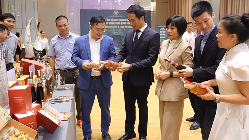 Гости посещают стенд продуктов OCOP провинции Куангнинь.