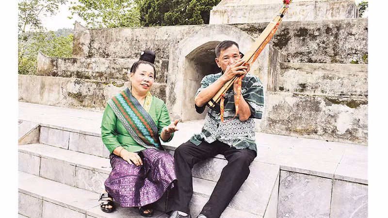 Для удобства в повседневной деятельности мужчины по-прежнему носят традиционные рубашки, а в качестве брюк используют темные брюки вместо традиционных брюк, окрашенных индиго.