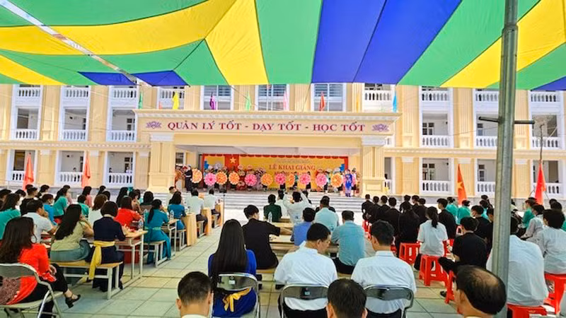 Учителя и ученики средней школы Биньлиеу провинции Куангнинь на церемонии начала нового учебного года.