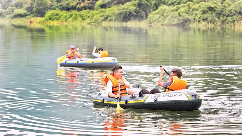 Туристы катаются на лодках в самом сердце озера Камшон.