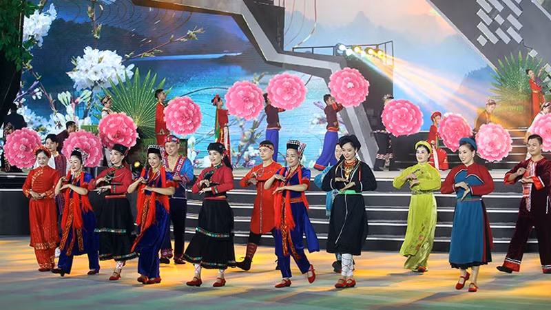 Художественный номер на церемонии открытия программы «Путешествие по земле наследия Вьетбак».