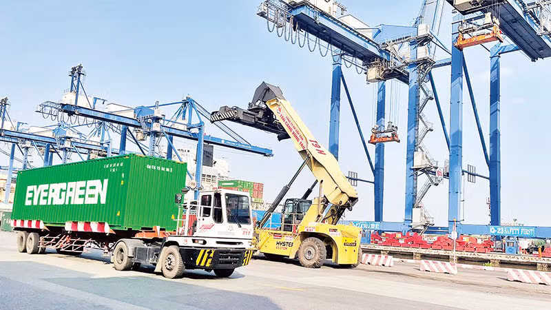 Перевозка товаров в порту Катлай (г. Тхудык, г. Хошимин). Фото: Ань Туан