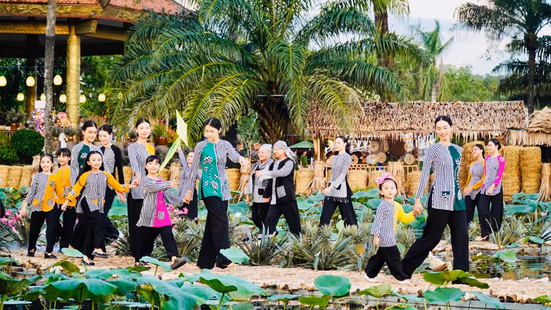 Показ рубашек «баба» в рамках фестиваля. Фото: sggp.org.vn