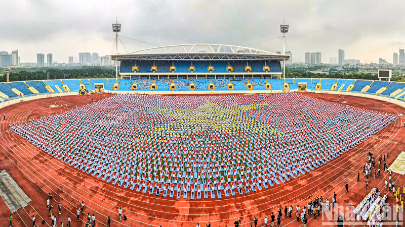 5 тыс. практикующих йогу сформировали государственный флаг. Это является заметной чертой программы.