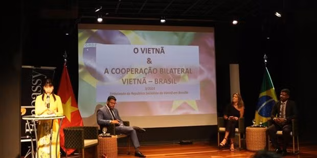 Посол Вьетнама в Бразилии Фам Тхи Ким Хоа выступает на встрече. Фото: ВИА