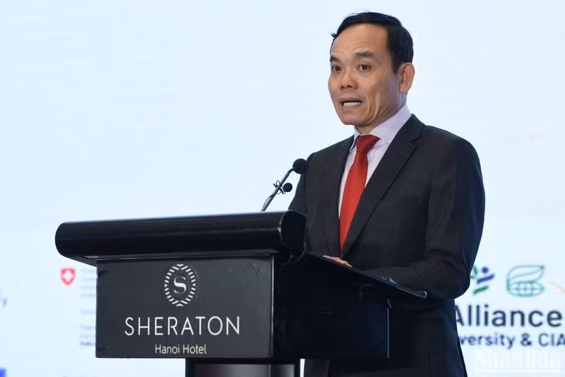 Вице-премьер Чан Лыу Куанг выступает на конференции. Фото: Тхань Ча