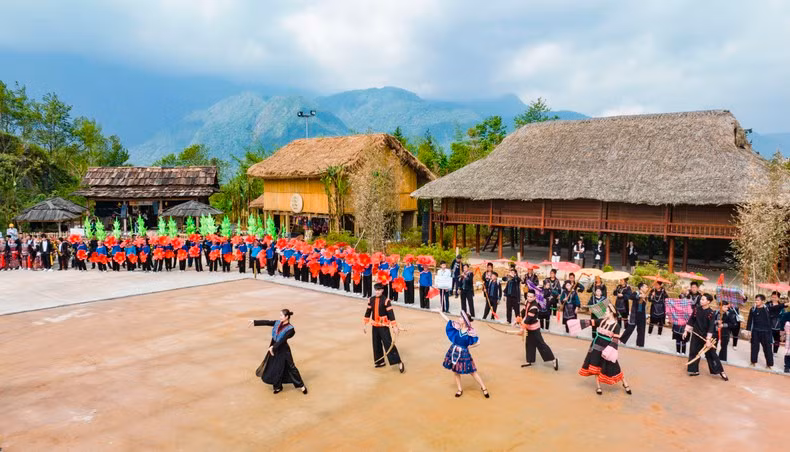 Ансамблевое выступление в честь открытия Северо-западного культурного пространства.