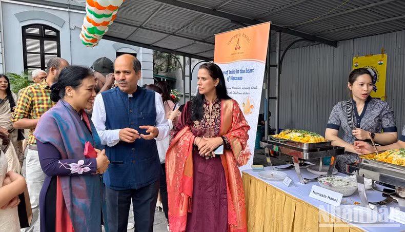 Председатель СОДВ Нгуен Фыонг Нга и Посол Индии во Вьетнаме Сандип Арья на фестивале. 