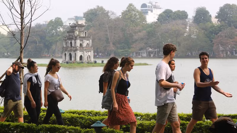 Туристы посещают озеро Хоанкием в Ханое. Фото: Тхань Дат