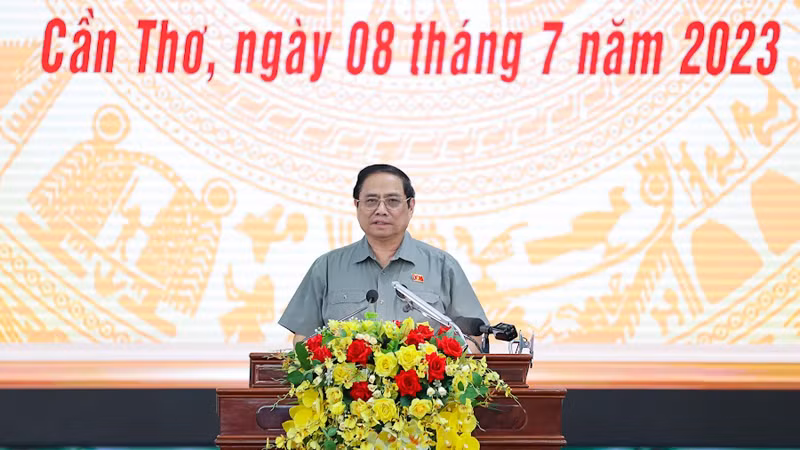 Премьер-министр Фам Минь Тьинь выступает на конференции. Фото: VGP