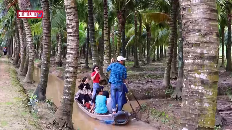 Катание на лодке по узким каналам – любимое занятие туристов, посещающих остров Танлок.